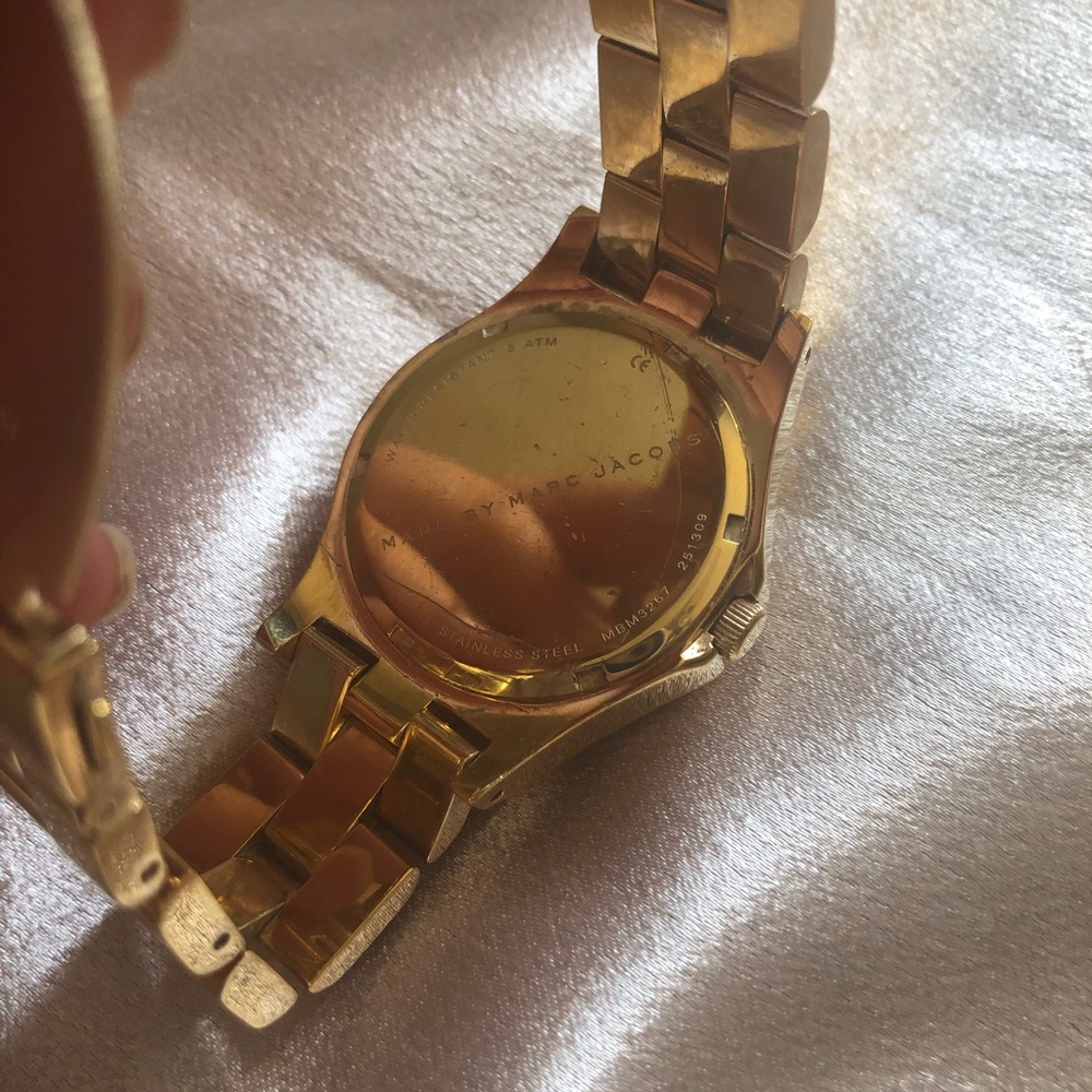 Marc Jacobs Gold Watch - Picture 2 of 8
